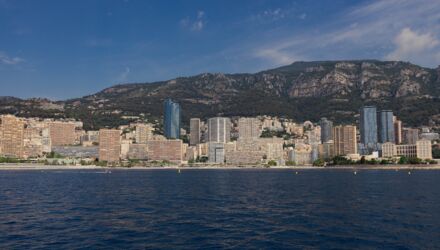 Vue du port Hercule et des immeubles de Monte-Carlo, prix de l'immobilier à Monaco face au boom mondial des nouveaux millionnaires