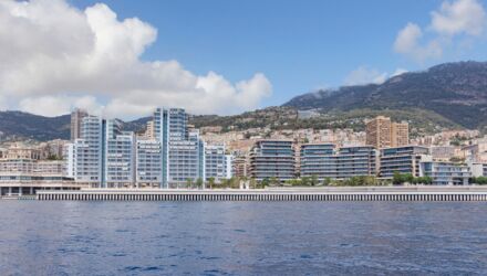 Vue sur les immeubles de luxe du front de mer de Monaco où le prix dépasse 100 000 euros le mètre carré