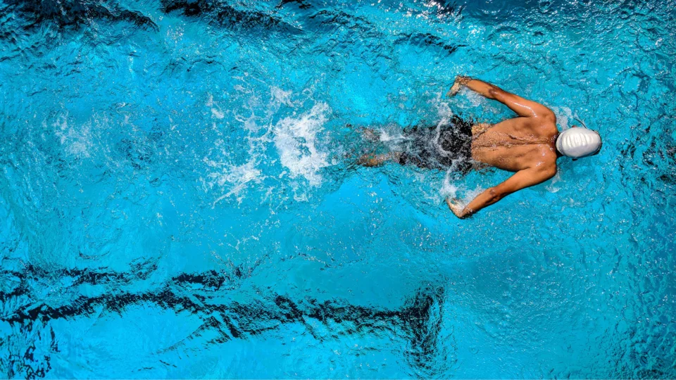 Piscina a Monaco: la vasca di acqua di mare dello Stade Nautique Rainier III sul Port Hercule
