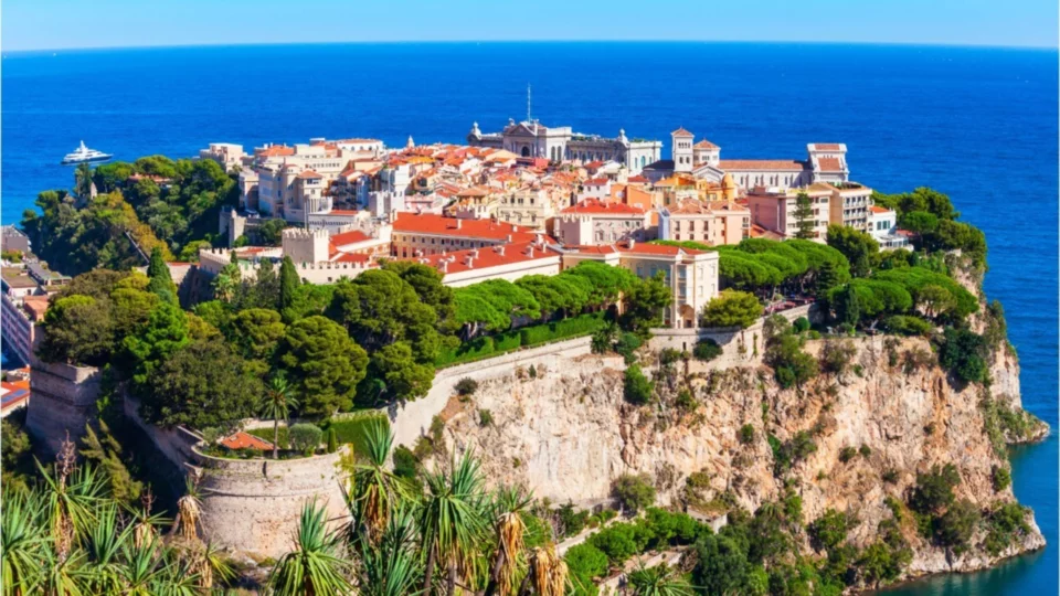 La Rocca di Monaco, il quartiere di Monaco-Ville visto dal mare