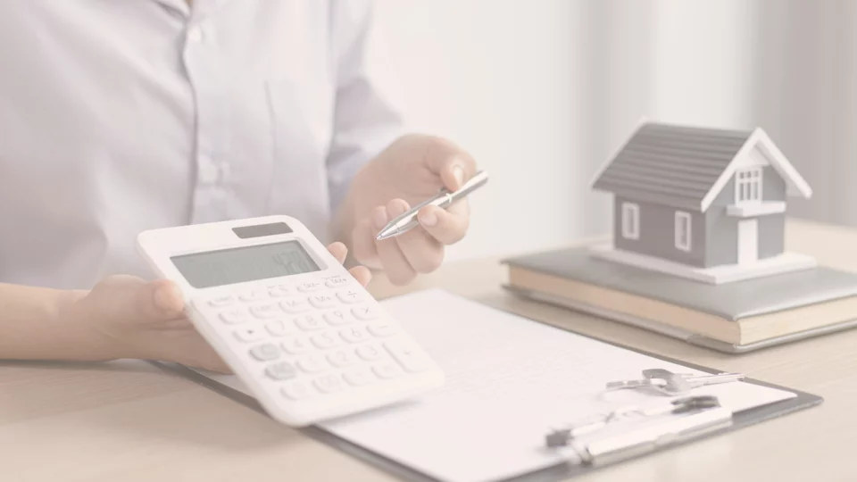 Nota di iscrizione ipotecaria e chiavi di un appartamento nel Principato di Monaco, illustrazione delle spese di ipoteca in un acquisto immobiliare finanziato