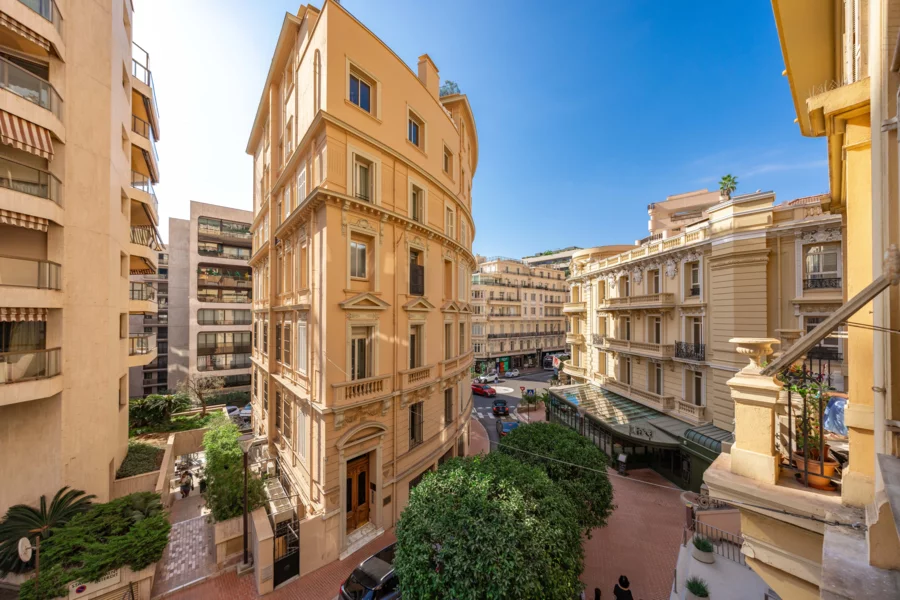 Facciate residenziali del Principato di Monaco sopra il Port Hercule, mercato immobiliare monegasco nel 2026