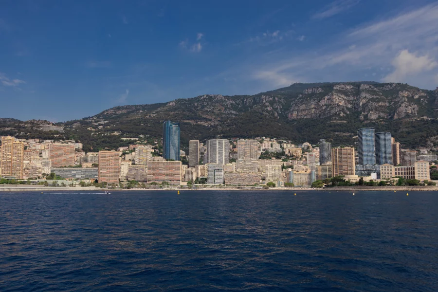 Vue du port Hercule et des immeubles de Monte-Carlo, prix de l'immobilier à Monaco face au boom mondial des nouveaux millionnaires