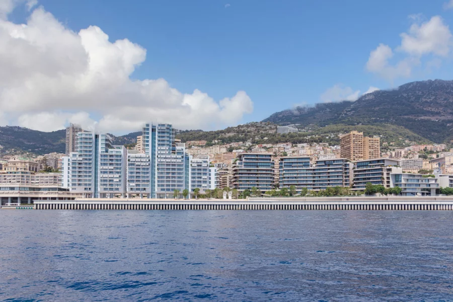 Vue sur les immeubles de luxe du front de mer de Monaco où le prix dépasse 100 000 euros le mètre carré